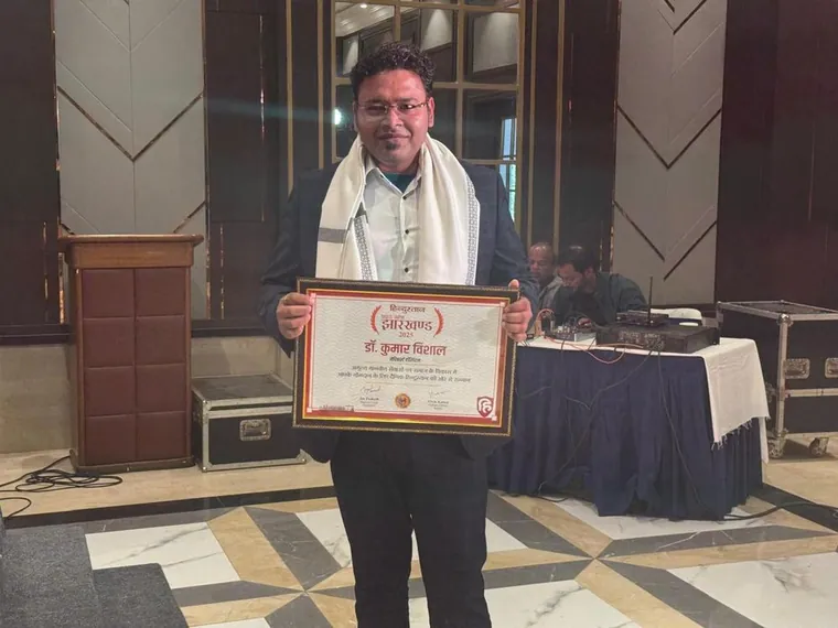 Dr. Kumar Vishal with the Hindustan Pride of Jharkhand 2025 award certificate